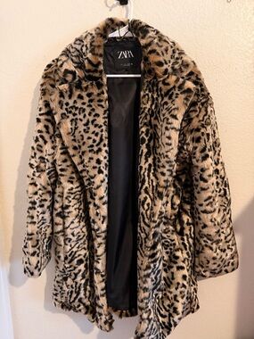 Faux fur coat from Zara 🐆